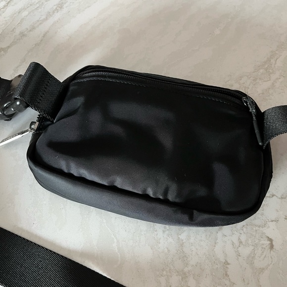 Lululemon Everywhere Belt Bag 1L - Picture 2 of 3